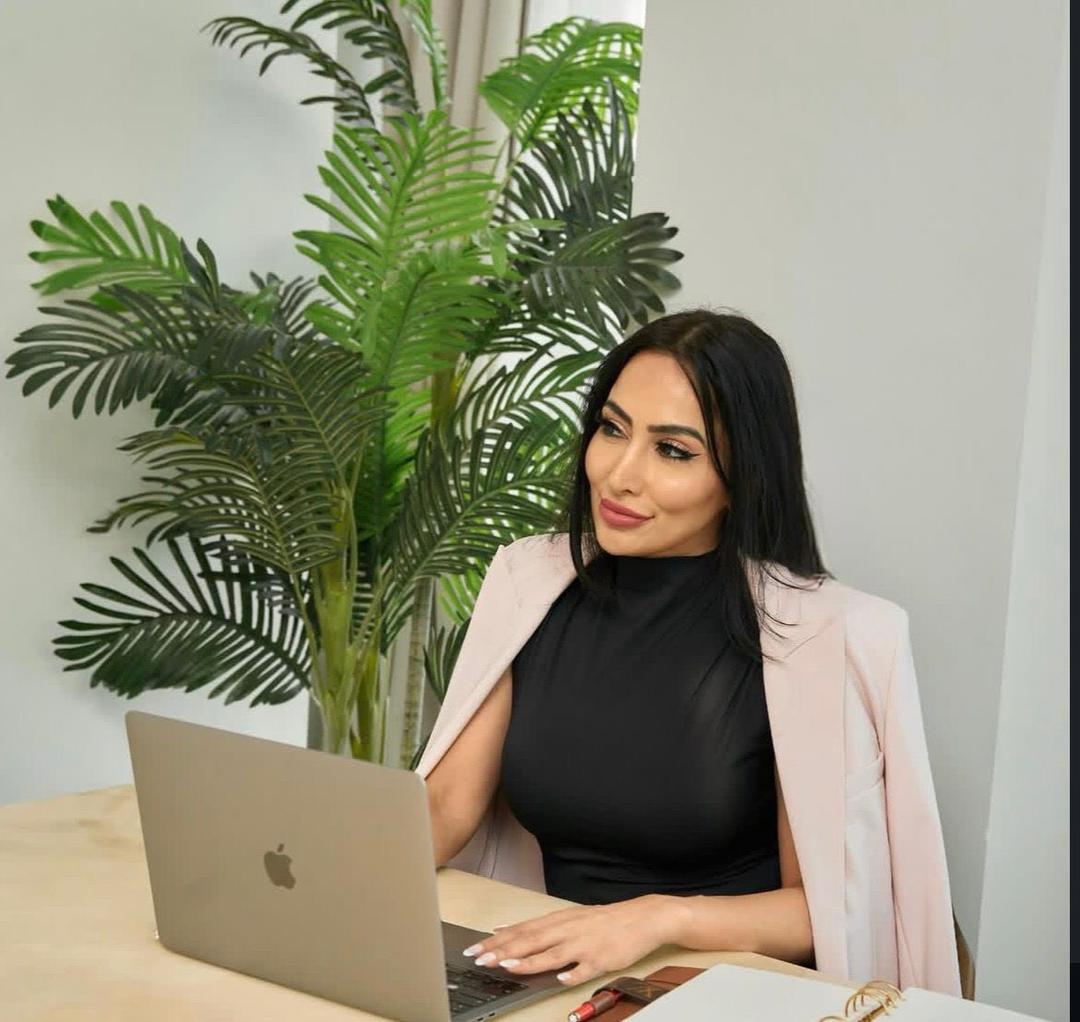 B LYNN CREWS-BROOKS – Stock Broker